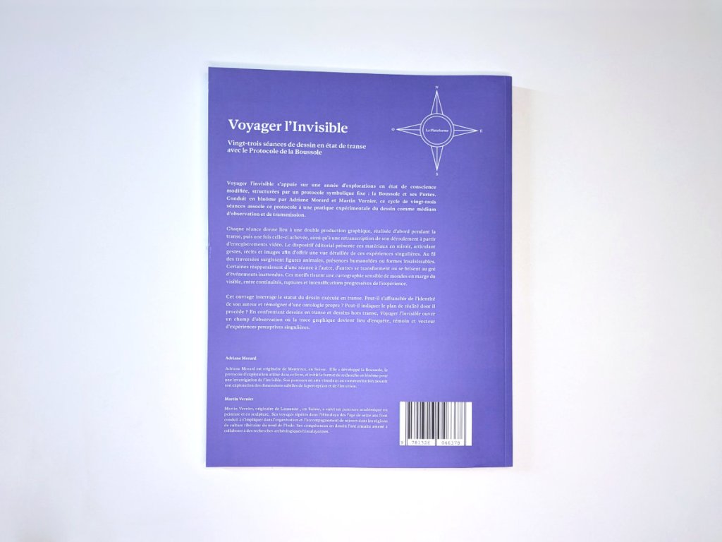 Back cover of the book Voyager l'Invisible, blue with white text. A compass-rose emblem labelled "La Plateforme" sits at the top right, with blocks of French text below and a barcode in the lower right corner.