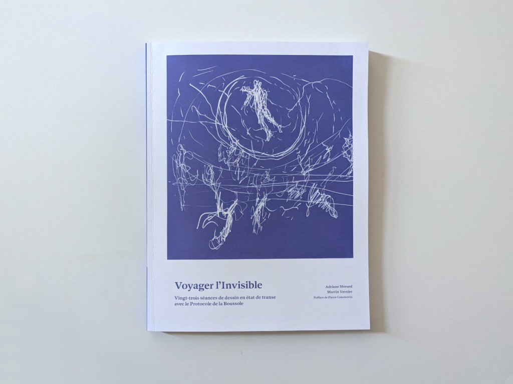 Front cover of the book Voyager l'Invisible on a white surface. A blue panel holds a loose white line drawing of circular, scribbled forms. Below: the title, the subtitle "Vingt-trois séances de dessin en état de transe avec le Protocole de la Boussole," and the names Adriane Morard, Martin Vernier, with a preface by Pierre Constantin.
